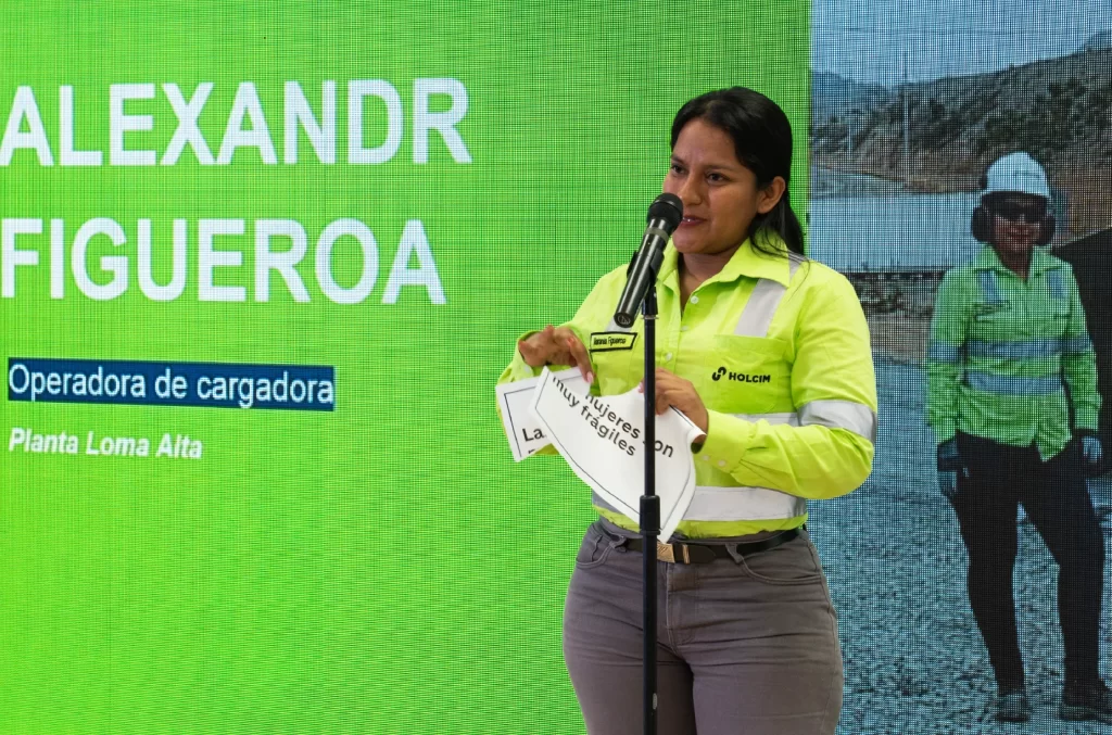 “Mujeres al volante”, la primera escuela de conducción profesional de transporte y equipos pesados para mujeres del Ecuador