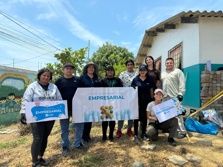 Foto de voluntarios en mejora de unidad educativa