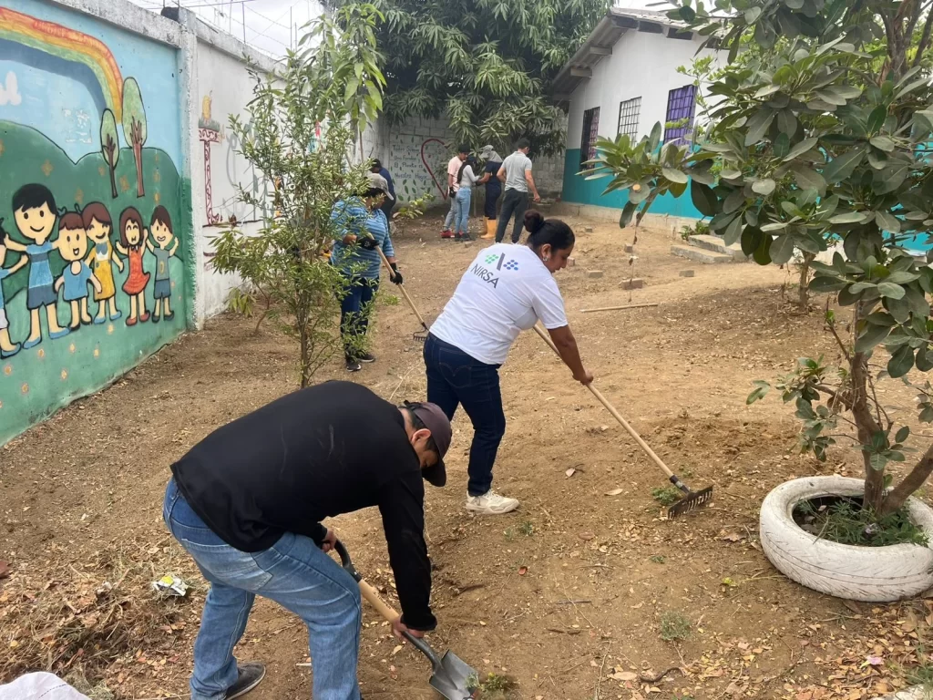 Voluntarios ayudando en la mejora de unidad educativa