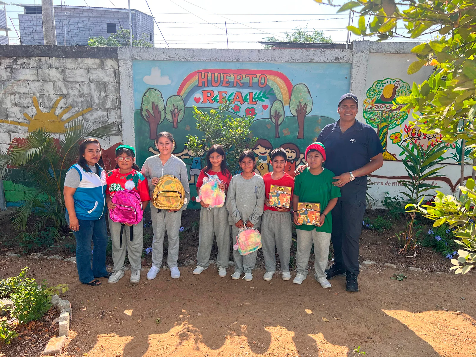 Voluntarios fomentando el cuidado del medio ambiente