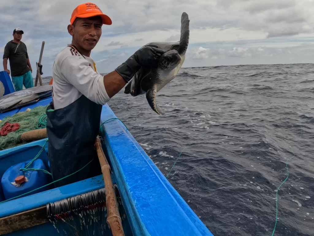 Voluntario fomentando la pesca sostenible