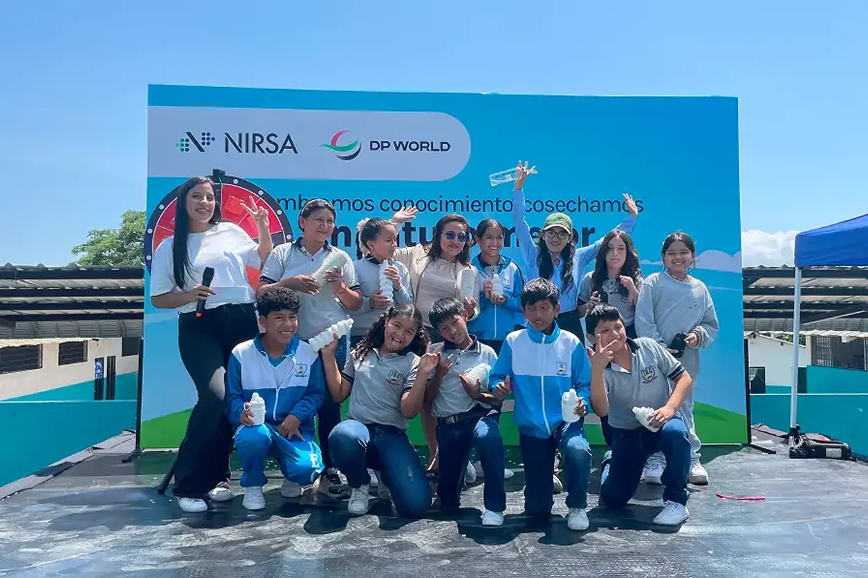 Estudiantes junto al equipo de NIRSA y DP World en una actividad sobre la importancia ambiental y educación sostenible Portada Boletin