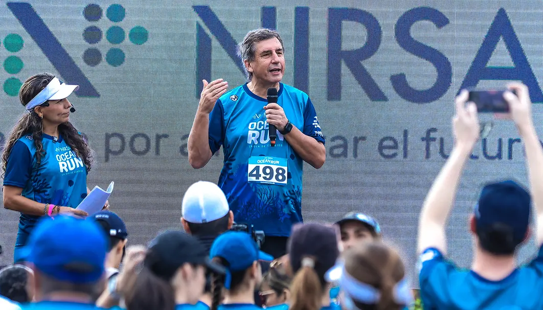 Representante de NIRSA dando un discurso en el evento Ocean Run sobre la conservación de los océanos