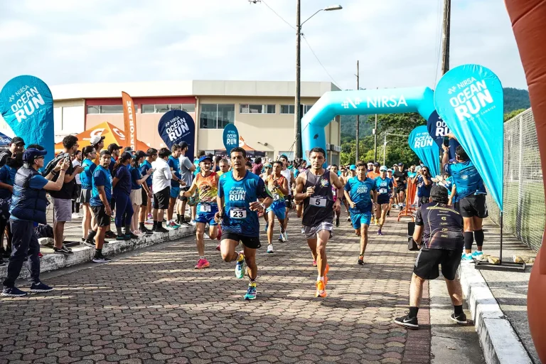 Participantes en la carrera NIRSA Ocean Run promoviendo la conservación de los océanos mediante actividad deportiva