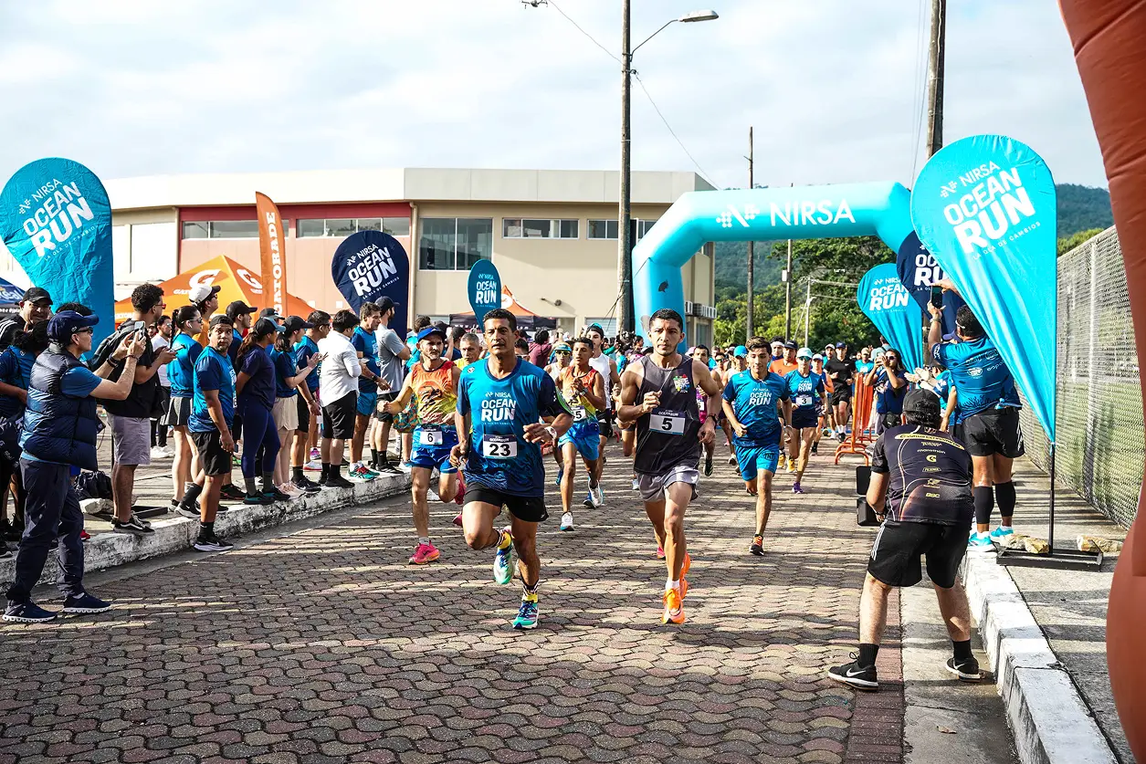 Participantes en la carrera NIRSA Ocean Run promoviendo la conservación de los océanos mediante actividad deportiva