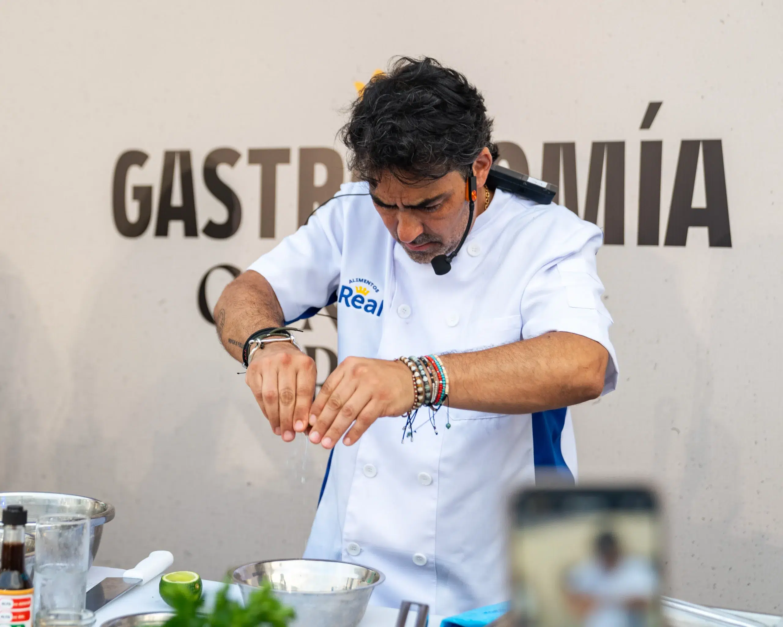 Chef de Alimentos Real exprime limón durante una demostración culinaria.