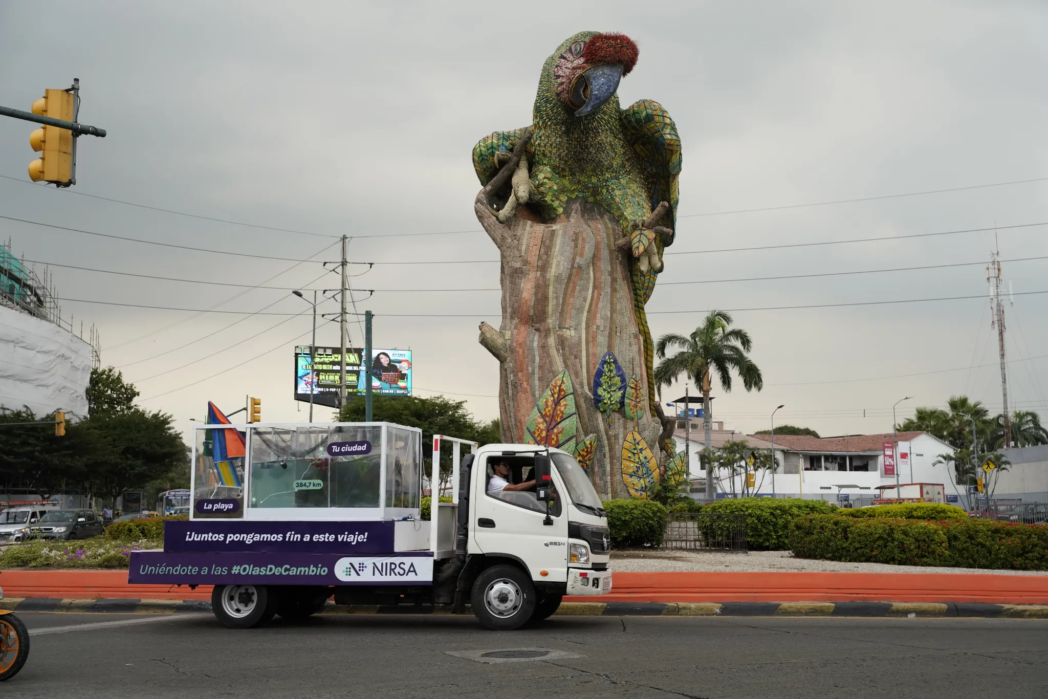 Gestión de residuos: camión con pecera móvil de NIRSA recorre Guayaquil durante la campaña.