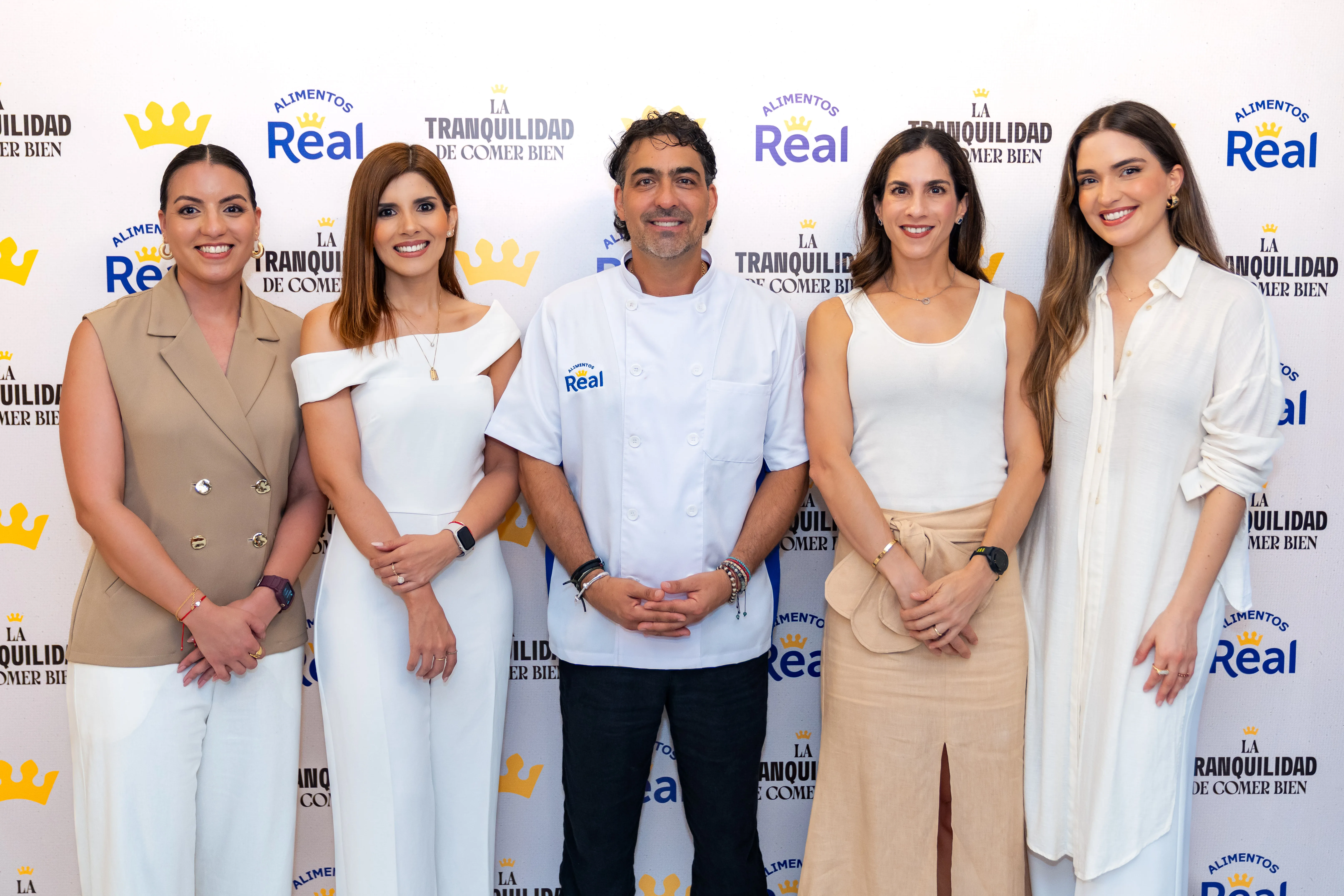 Equipo de NIRSA y representantes académicos en evento de Alimentos Real, reforzando alianzas por la alimentación adecuada.