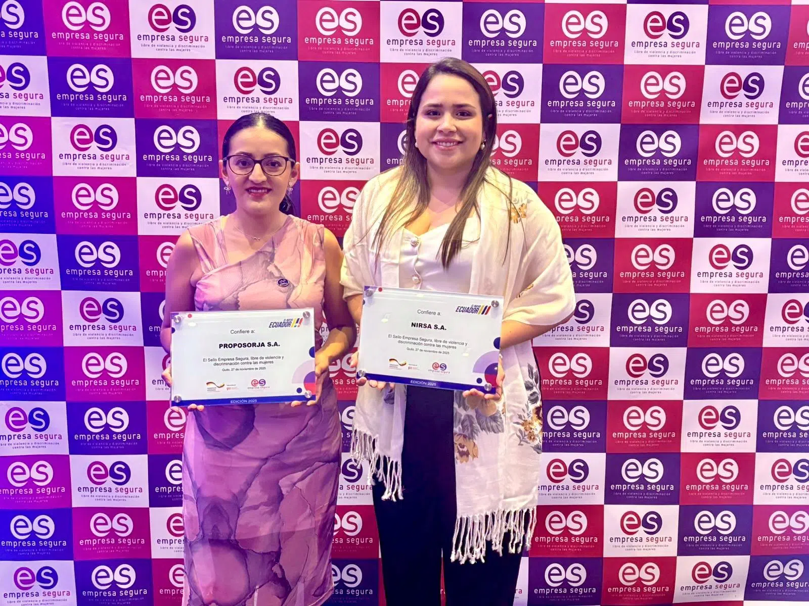 Representantes de NIRSA y Proposorja muestran los certificados del Sello “Empresa Segura”, por su compromiso con la igualdad de género y entornos laborales libres de violencia y discriminación.
