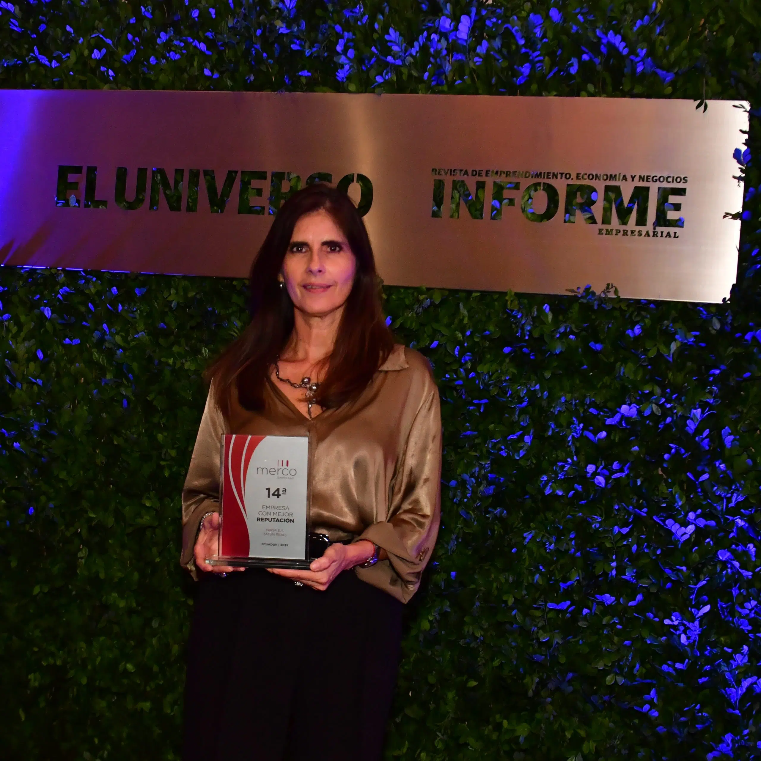 Ejecutiva de NIRSA recibe reconocimiento de Merco por su liderazgo empresarial en Ecuador.