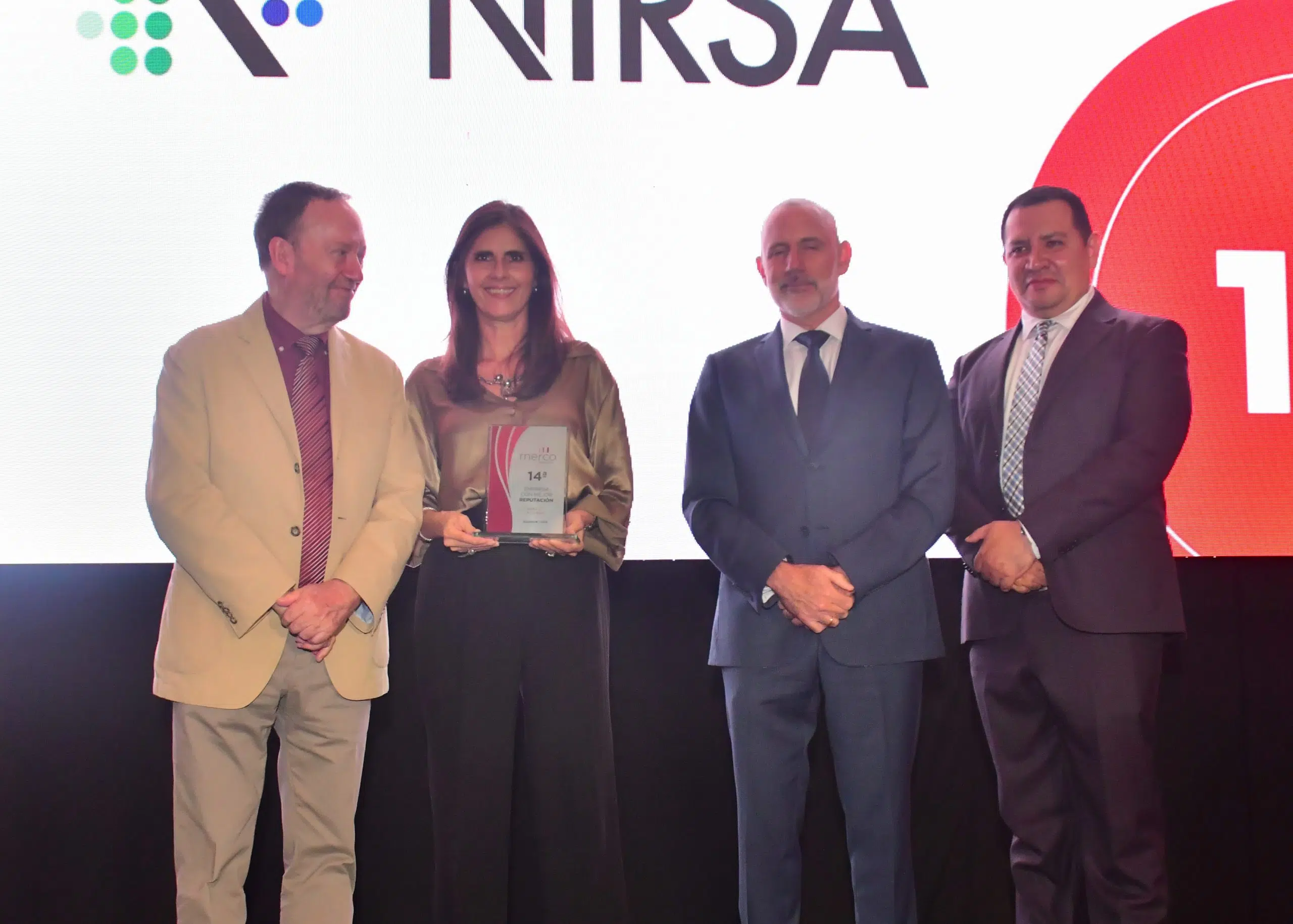 Directivos de NIRSA reciben reconocimiento de Merco por su liderazgo empresarial en Ecuador durante ceremonia de premiación.