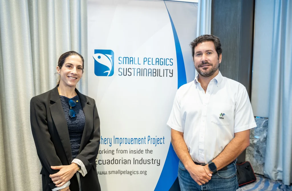 Dos representantes posan junto a un banner de Small Pelagics Sustainability durante un evento relacionado con la certificación pelágicos MarinTrust de NIRSA en Ecuador