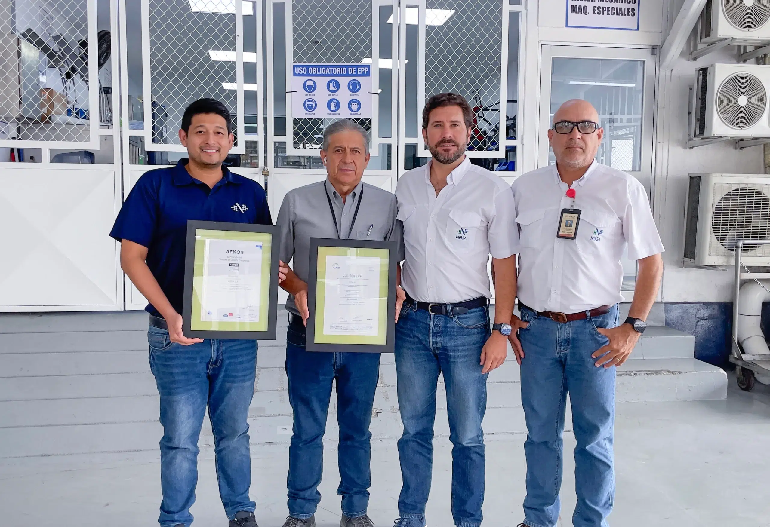 Equipo de NIRSA muestra certificados ISO 50001 en taller, consolidando su modelo de ahorro energético y mejora continua.