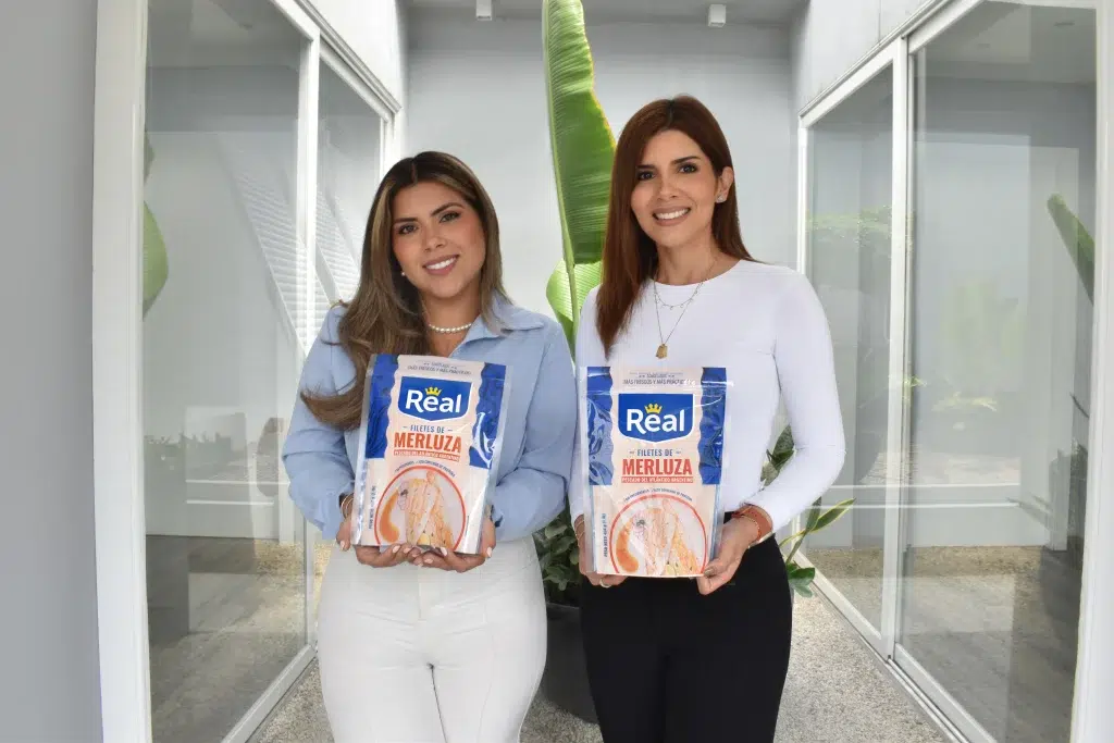 Productos del mar: dos colaboradoras presentan filetes de merluza Real listos para preparar.