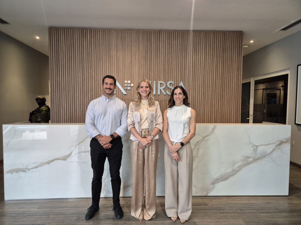 Representantes de NIRSA junto a Lavinia Valbonesi de Noboa, Primera Dama de Ecuador, durante la firma del convenio con la Fundación ANA.