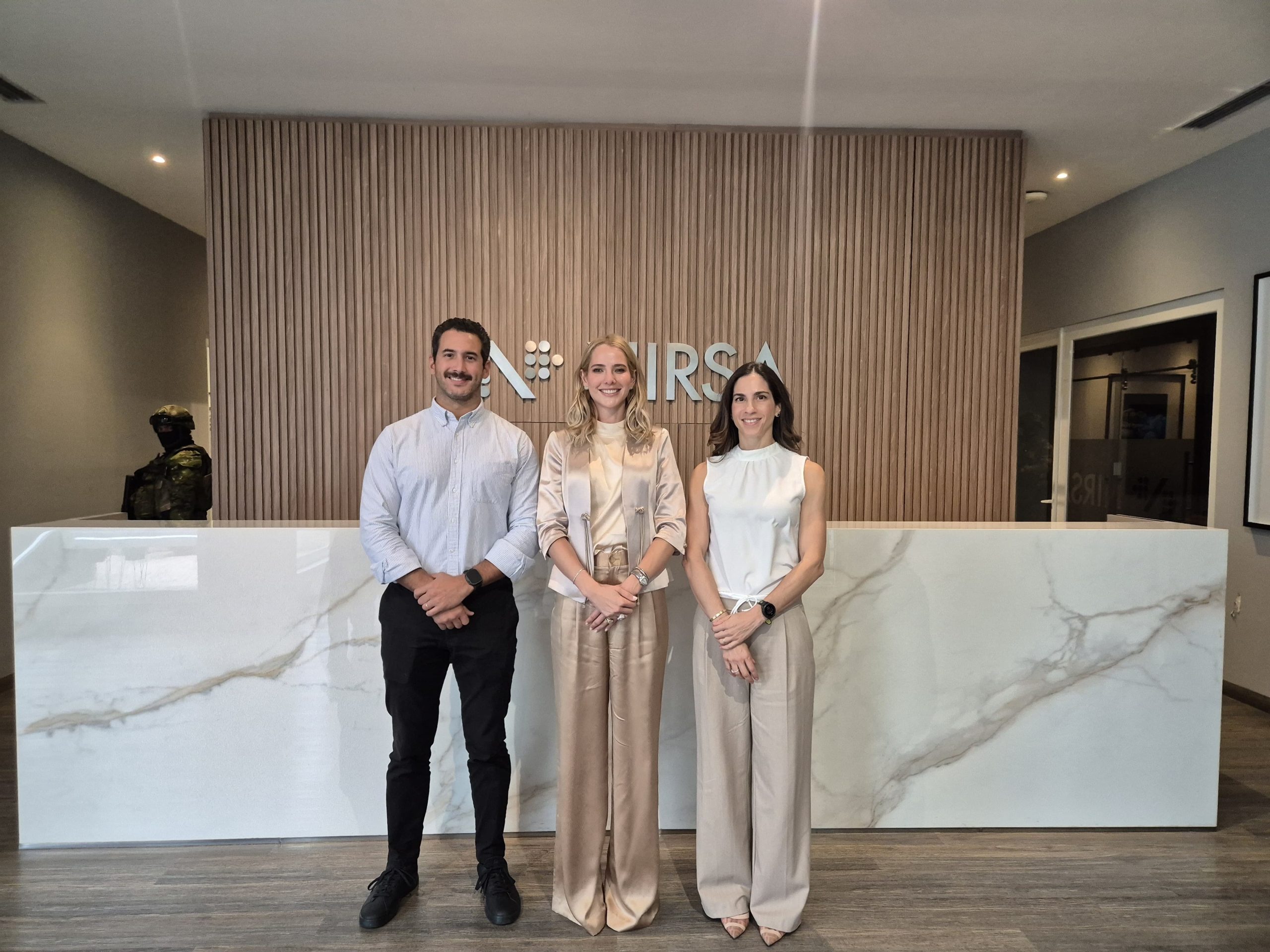 Representantes de NIRSA junto a Lavinia Valbonesi de Noboa, Primera Dama de Ecuador, durante la firma del convenio con la Fundación ANA.